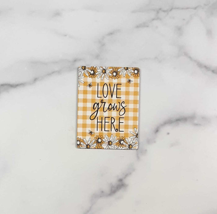 Magnet Rectangle "Love Grows Here"