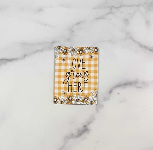 Magnet Rectangle "Love Grows Here"