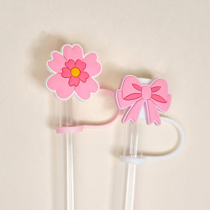 The Darling Effect Oh So Fancy Pink Straw Topper Set includes two clear straws with leak-resistant covers and cute silicone toppers—a pink flower and a pink bow—adding charm and color to your drinkware.